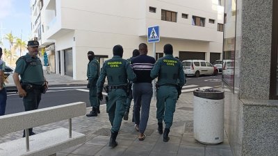 La Guardia Civil detiene a dos personas durante un registro en una vivienda de Arrecife (Fotos: Eider Pascual)
