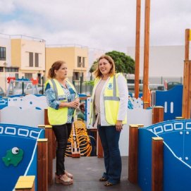Ástrid Pérez y Ángela Hernández en parques infantiles de Arrecife