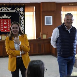 María Dolores Corujo y Alfredo Mendoza en el Cabildo de Lanzarote