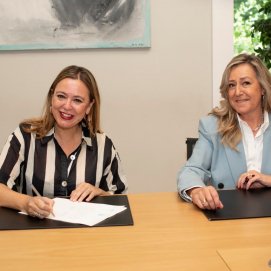 La presidenta del Cabildo de Lanzarote, María Dolores Corujo, durante la firma por las 70 viviendas de Valterra. Foto: Cabildo de Lanzarote.