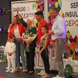 Loli Corujo con las deportistas en el XXVI Festival de Gimnasia Isla de Lanzarote “Lolina Curbelo”