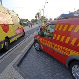 Atendido un hombre tras salirse de la vía con su coche en Puerto del Carmen