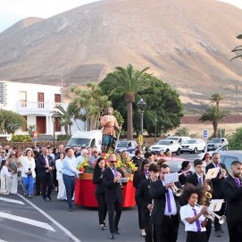 Procesión en Uga en honra a San Isidro Labrador por el "Día Grande del pueblo"