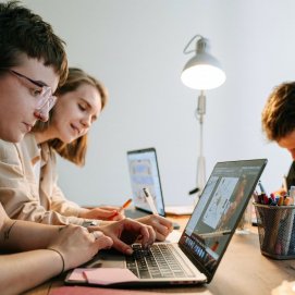 A partir de octubre las empresas estarán obligadas a pagar la Seguridad Social de los becarios