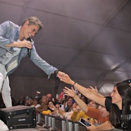 Carlos Baute cantando en la carpa de Uga
