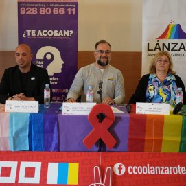 La jurista trans Emma, junto al consejero de Empleo, Vivienda y Gobierno Abierto del Cabildo de Lanzarote, Jorge Peñas y la secretaria de Comunicación, Formación Sindical y Cultura del Trabajo en Canarias, Ana Artiles. Foto: Cabildo de Lanzarote.