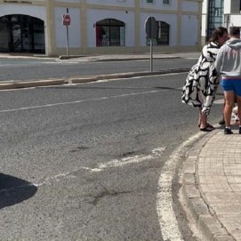 El herido en el suelo tras colisionar contra un patinete en la estación de guaguas de Playa Blanca