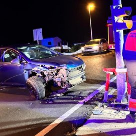 Un coche impacta contra un semáforo en Montaña Blanca