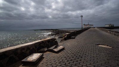 Destrozos causados por el mar en la avenida del Puente de Las Bolas. Foto: Andrea Domínguez.