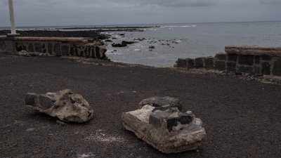 Destrozos causados por el mar en la avenida del Puente de Las Bolas. Foto: Andrea Domínguez.