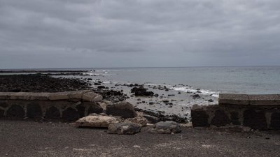 Destrozos causados por el mar en la avenida del Puente de Las Bolas. Foto: Andrea Domínguez.