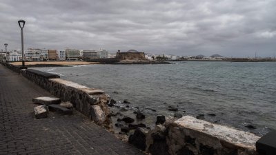 Destrozos causados por el mar en la avenida del Puente de Las Bolas. Foto: Andrea Domínguez.