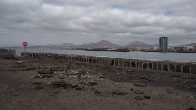 Destrozos causados por el mar en la avenida del Puente de Las Bolas. Foto: Andrea Domínguez.