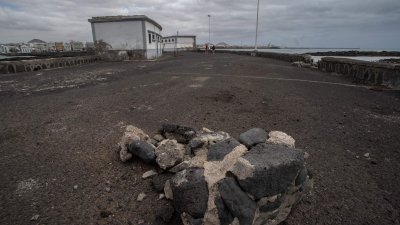 Destrozos causados por el mar en la avenida del Puente de Las Bolas. Foto: Andrea Domínguez.