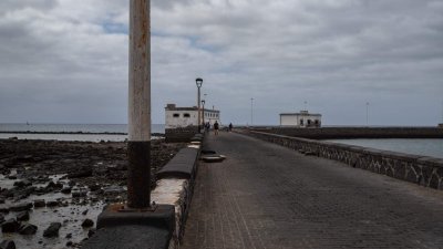 Destrozos causados por el mar en la avenida del Puente de Las Bolas. Foto: Andrea Domínguez.