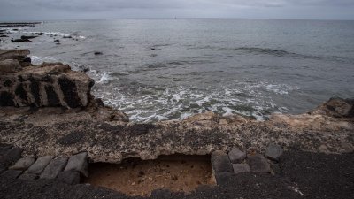 Destrozos causados por el mar en la avenida del Puente de Las Bolas. Foto: Andrea Domínguez.