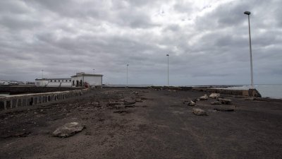 Destrozos causados por el mar en la avenida del Puente de Las Bolas. Foto: Andrea Domínguez.