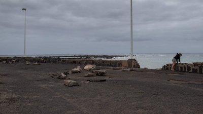 Destrozos causados por el mar en la avenida del Puente de Las Bolas. Foto: Andrea Domínguez.