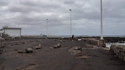 Destrozos causados por el mar en la avenida del Puente de Las Bolas. Foto: Andrea Domínguez.