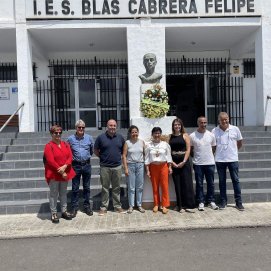 Ofrenda floral a Blas Cabrera Felipe en el IES Blas Cabrera