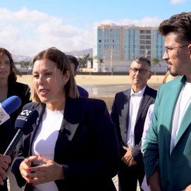 Ástrid Pérez atendiendo a los medios de comunicación en Arrecife