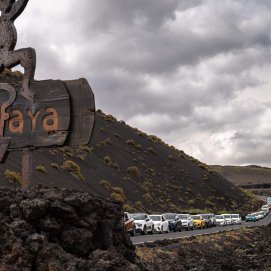 Cola de vehículos en Timanfaya. Foto: Andrea Domínguez Torres.