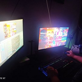 El gamer lanzaroteño, Suso Martín, haciendo directos en su cuarto