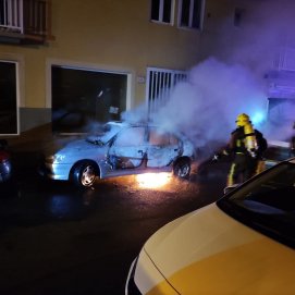Incendio de un coche en calle Polca en Argana Alta en Arrecife 