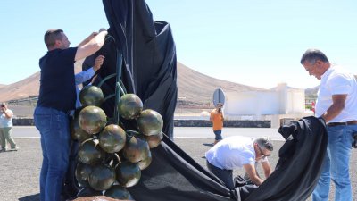 Inauguración de la escultura 'Reflejos de La Geria'