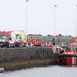 Los 40 magrebíes en el muelle Comercial de Arrecife (Fotos: José Luis Carrasco)