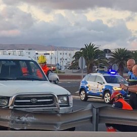 Accidente en la rotonda de entrada de Arrecife (Foto: La Voz)