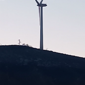 Una de las aspas rotas de un molino en Montaña Mina