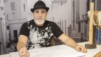 Agustín Jordan con sus creaciones en Arrecife