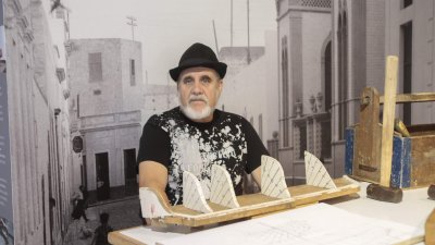 Agustín Jordan con sus creaciones en Arrecife
