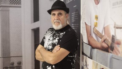 Agustín Jordan con sus creaciones en Arrecife