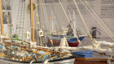 Agustín Jordan con sus creaciones en Arrecife