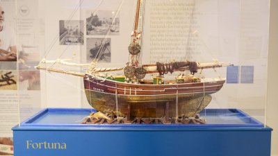 Agustín Jordan con sus creaciones en Arrecife