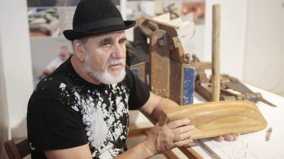Agustín Jordan con sus creaciones en Arrecife