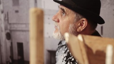 Agustín Jordan con sus creaciones en Arrecife