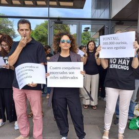 Un cartel en el que se puede leer el mensaje: "En solidaridad con los compañeros encerrados"