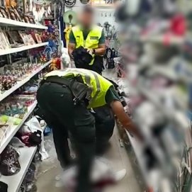 Momento de la intervención de la Guardia Civil en un bazar de Puerto del Carmen