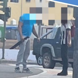 El hombre portando un machete por el barrio de Altavista en Arrecife. Foto: Policía Local de Arrecife