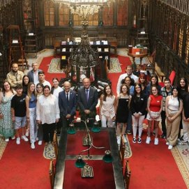 Manuel Fajardo y los alumnos de 1º de Bachillerato del I.E.S Villa de Firgas