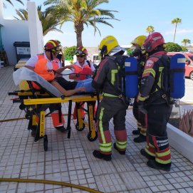 Bomberos y servicios sanitarios atendiendo a la accidentada