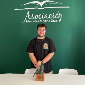 Álvaro Hernández con su escultura para la asociación Mercedes Medina