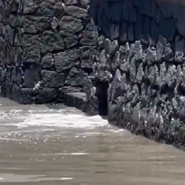 Vertidos de agua al mar frente al Parque Islas Canarias en Arrecife