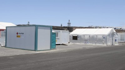 Carpas instaladas en Puerto Naos para acoger a menores migrantes. Fotos: Juan Mateos.