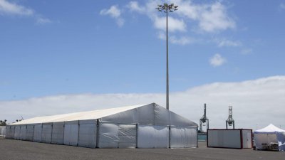 Carpa instalada en Puerto Naos para acoger a menores migrantes. Fotos: Juan Mateos.
