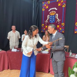 Alfredo Villalba (PSOE) con Evelia García (CxH) durante la entrega del mando de la alcaldía en 2023. Foto: La Voz de Lanzarote.