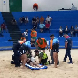 Personal sanitario atiende a un luchador en Tinajo. Foto: Partido Popular.